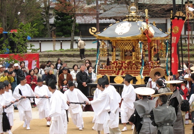 A string of Japanese men pulling a shrine in the Furukawa festival.